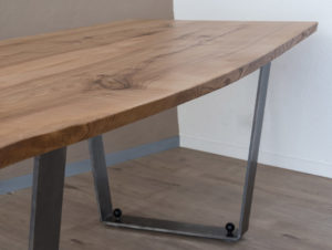 Table en bois de frêne et olivier par Philippe Emery