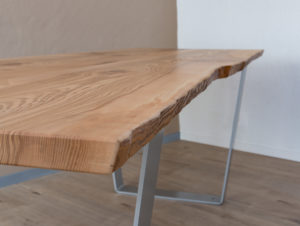 Table en bois de frêne et olivier par Philippe Emery