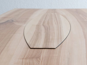 Table en bois de frêne et olivier par Philippe Emery