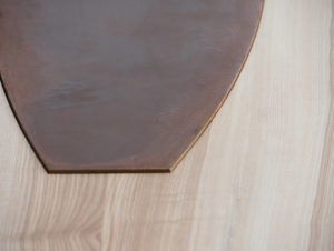 Table en bois de frêne et olivier par Philippe Emery